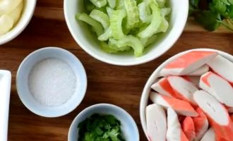 Салат с крабовыми палочками и сельдереем - ингредиенты
