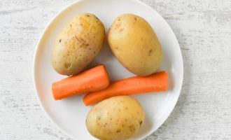 Отварите морковь и картофель для салата