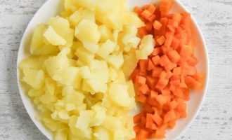 Нарежьте мелко морковь и картофель