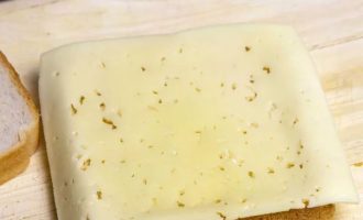 Смажьте сковороду оливковым маслом, положите нарезанный хлеб на одну сторону, пока он не поджарится, а потом переворните и выложите на него него сыр