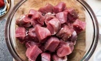 Подготовьте все ингредиенты для приготовления шашлыка из свинины на гриле с бальзамическим маринадом. Мясо вырезки нарежьте в виде кубиков