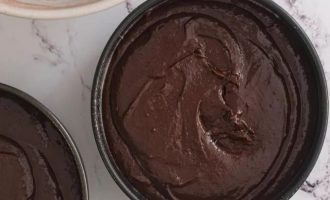 Разогрейте духовку, смажьте формы и распределите в них тесто