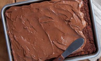 Распределите шоколадную глазурь равномерно по всей поверхности кекса.