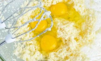 После разбить яйца, добавить желтки, ванильный экстракт и отдельно взбитые белки.