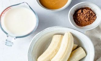 Подготовьте все ингредиенты для приготовления шоколадного смузи с арахисовым маслом и бананом