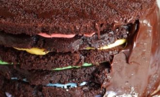 Нанесите слои торта шоколадной глазурью и разровняйте ее с помощью лопатки или ножа для масла