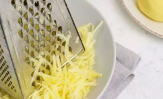 Чистый сырой картофель очистите от кожуры, промойте в холодной воде и натрите на крупной терке.