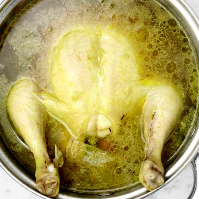 Сколько варить курицу для супа после. Курица долго варилась. Курица сваренная. Сколько варить курицу. Сколькотварить ккрицу.