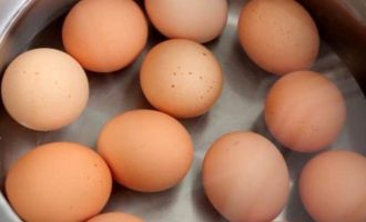 Сколько готовить яйца после закипания
