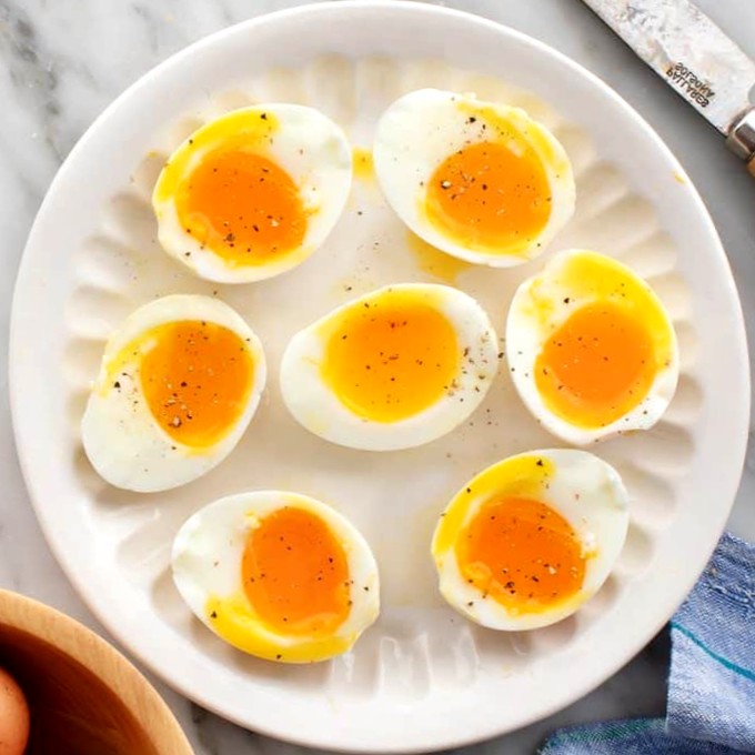 Яйцо во смятку варить. Яйца всмятку. Приготовить яйца всмятку. Яйца всмятку после закипания. Вареные яйца с маслом.