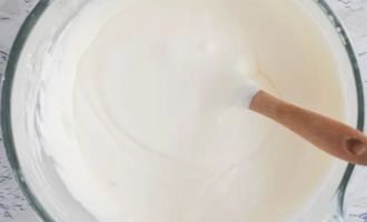 Когда сливки и сгущенка полностью соединяться, переместите смесь для мороженого в подходящую для морозильной камеры емкость, накройте прозрачной пленкой и заморозьте в течение суток