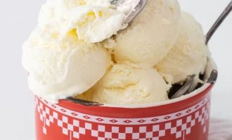 По истечение указанного времени, извлеките сливочное мороженое из морозилки за 10 минут