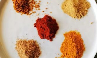 Подготовьте молотые специи