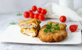 Сочные куриные грудки, фаршированные ветчиной и сыром