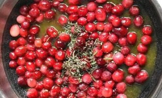 Приготовьте клюквенный соус для отбивных