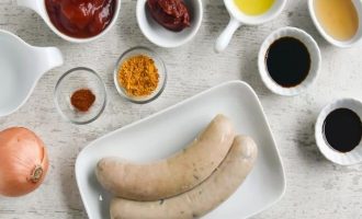 Вначале подготовьте все ингредиенты для приготовления сосисок с густым томатным соусом