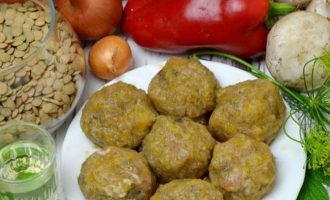 Теперь в фарш добавьте пол чайной ложки соли и на свой вкус черный молотый перец и прованские травы.