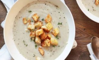 Подавайте суп горячим со свежим тимьяном и дижонскими гренками