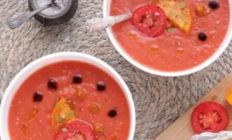 Подавайте суп в тарелках с острым соусом и кусочками свежих овощей входящих в его состав