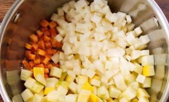 Добавьте мелко нарезанную тыкву, картофель и морковь