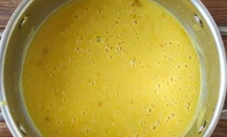 Используя погружной блендер, взбейте суп до однородного пюреобразного состояния