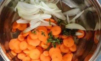 Нарежьте подготовленные овощи: морковь кружочками, лук полукольцами. Тимьян мелко измельчите. Переложите в удобный сотейник или кастрюлю