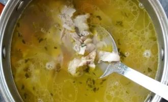 Отварную курицу, охладите, отделите мякоть от косточек и добавьте в суп