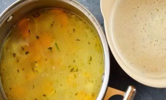 Разделите суп на две части. Смешайте одну половину в пюре с помощью кухонного комбайна или погружного блендера