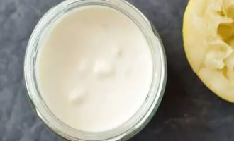 В небольшой миске смешайте греческий йогурт, чеснок и выжатый лимонный сок