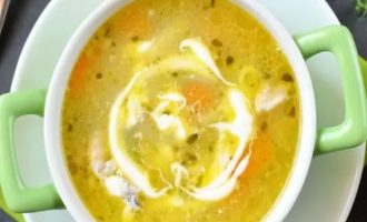 Подавайте суп в тарелках с искусно закрученной сверху йогуртовой заправкой