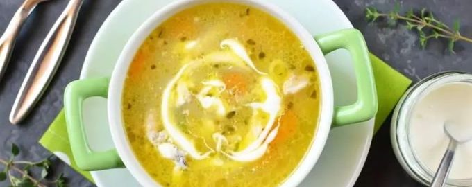 Суп с курицей и зеленым горошком