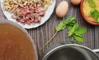 Теперь вареные мясные продукты: мякоть курицы, свинины и остатки от говяжьих костей нарежьте на мелкие кусочки