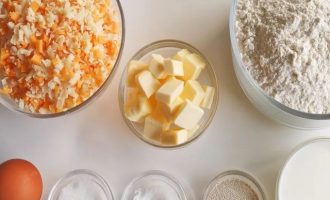 Подготовьте все ингредиенты для приготовления сырных булочек на дрожжевом тесте