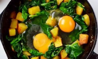 Яичница с картошкой, сыром и шпинатом