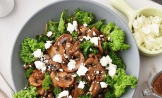 Теплый салат из карамелизированных грибов и листьев салата