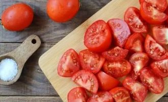 Подготовьте все ингредиенты для приготовления томатного сока на зиму