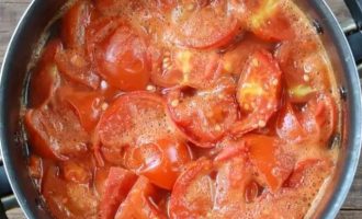 Доведите до кипения. По мере повышения температуры в кастрюле помидоры выделяют собственную жидкость и сок, в которых они готовятся