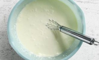 Добавьте сливочный сыр со сливками и перемешайте