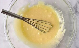 Добавьте яйцо и желтки, взбивая после каждого добавления. Влейте аккуратно пахту и еще раз взбейте.