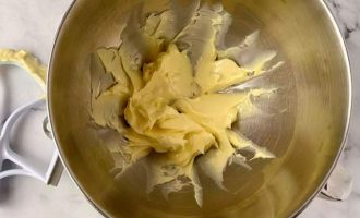 Чтобы приготовить крем, поместите масло в чашу миксера с лопастной насадкой и взбивайте до получения однородной массы.