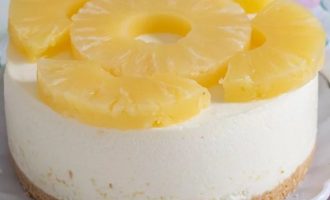 По истечении времени охлаждения, достаньте ананасовый торт и украсьте его кольцами от консервированных ананасов