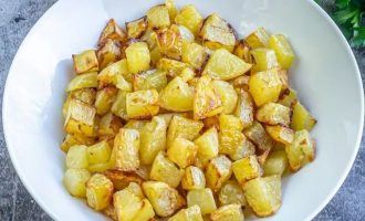 Картофель очистите, нарежьте на небольшие кубики, посолите и обжарьте его с добавлением растительного масла