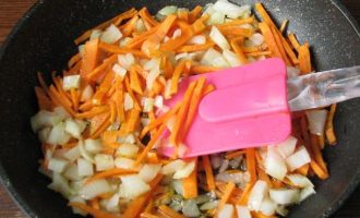 Разогрейте сковородку, влейте растительное масло, спассеруйте морковь и лук, а потом выложите овощи на тарелку.
