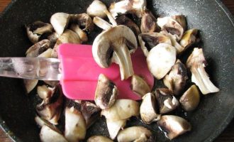 Тем временем грибы шампиньоны просмотрите на качество, нарежьте пополам или на 4 части и слегка обжарьте.
