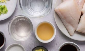Для приготовления тушеной рыбы по-японски, вначале подготовьте все компоненты. Для этого блюда используйте любую белую рыбу, в которой много мякоти. Хорошо подойдет треска, камбала, пирамида, морской окунь (мебару) и прочие виды. Японцы для приготовления используют мирину (сладкое кулинарное саке), но по совету знатных кулинаров можно заменить названый компонент на кагор или сухое белое вино + сахар. Еще идет соус тамари (без глютена) и прочие вкусовые добавки.