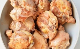 Тушеные куриные бедра в грибном соусе