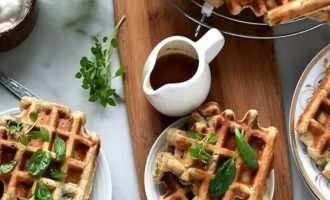 Вафли с овощами со сметаной/кленовым сиропом