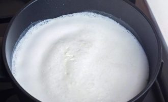 Вылейте 3 стакана молока в кастрюлю и вскипятите. Чтобы оно не пригорело вначале налейте немного воды.
