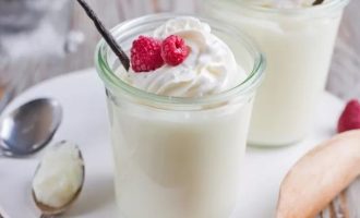 Молочную массу для декора взбейте и сверху ее нанесите при помощи кондитерского мешка. При подаче к столу украсьте россыпью ягод малины.
