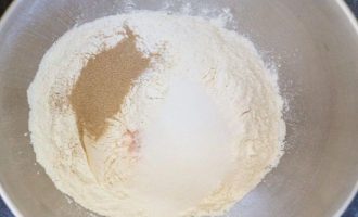 Отмерьте все ингредиенты, чтобы облегчить приготовление и смешайте сахар, соль, муку и дрожжи.